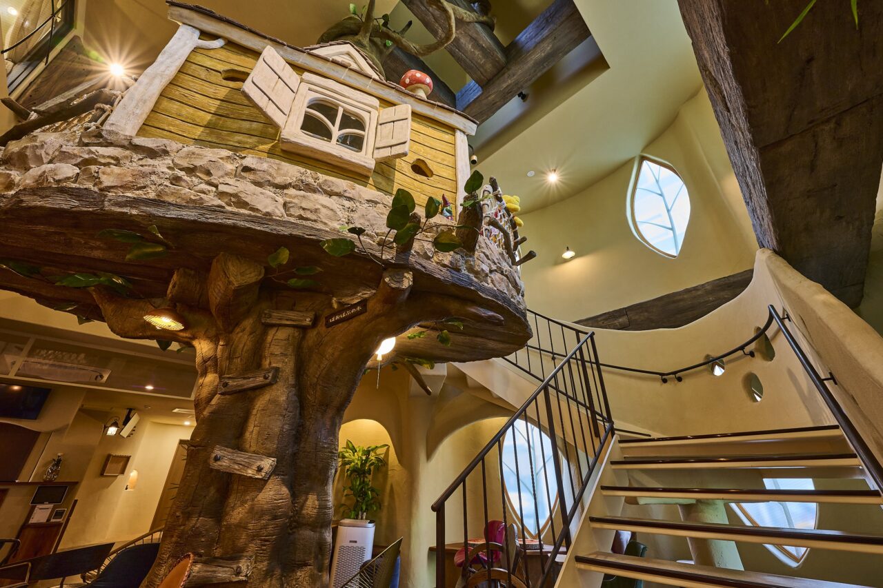 ゆめの森いせはら内観：螺旋階段とツリーハウス